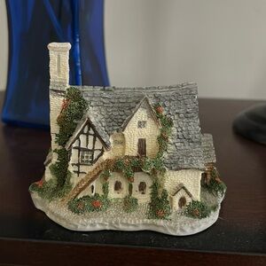 David Winter Benbow's Farmhouse cottage figurine, 1980’s